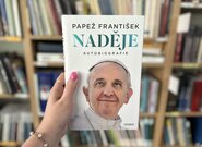 Autobiografie papeže Františka nese Naději